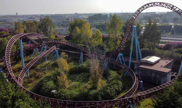 Molfetta, desolate montagne russe e tristi caroselli:  Miragica, il luna park abbandonato